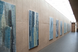 Ausstellung St.Theodor, „sonus susurri“, Ansicht Bildwand, Serie von 10 Leinwänden, 2015