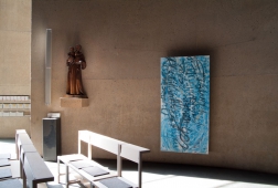Ausstellung St.Theodor, Detailansicht mit „ earthquake“, Acryl auf Leinwand, 200x100cm, 2015
